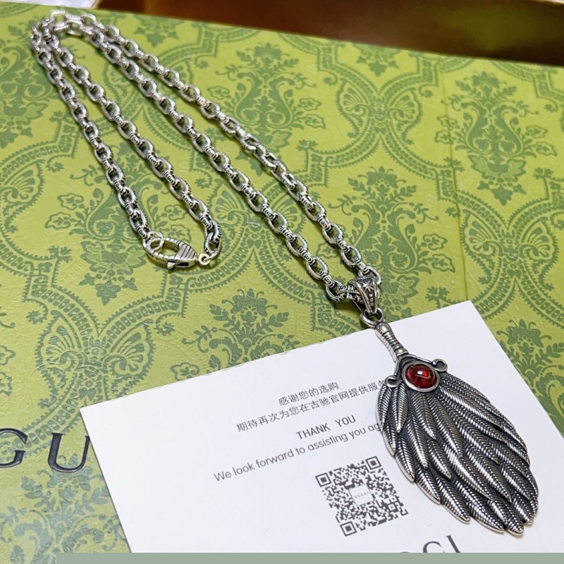 G*u*i necklaces